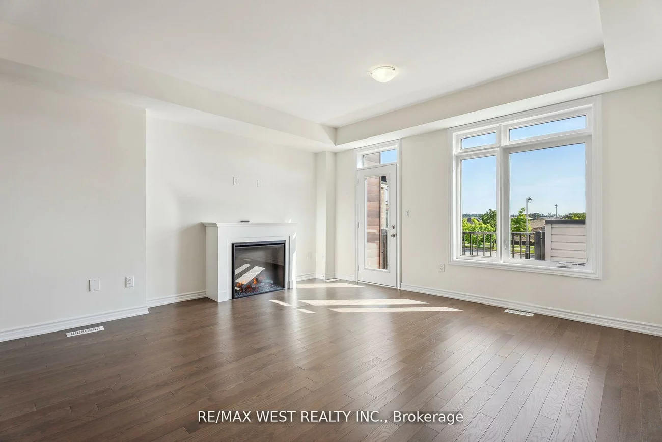 149, Blick, Bayview Wellington, Aurora