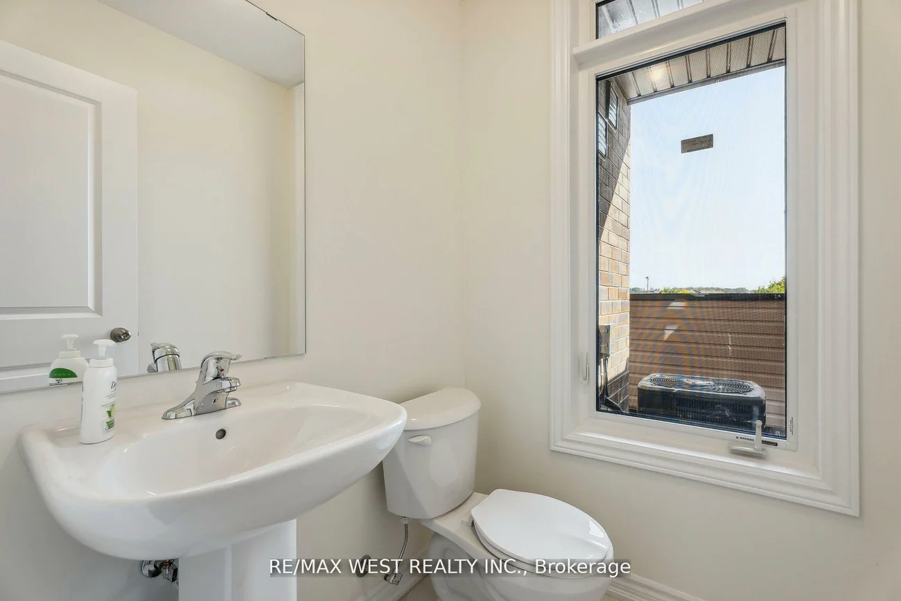 149, Blick, Bayview Wellington, Aurora
