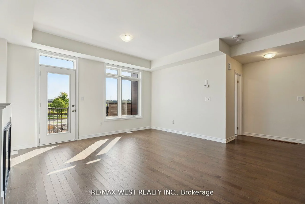 149, Blick, Bayview Wellington, Aurora