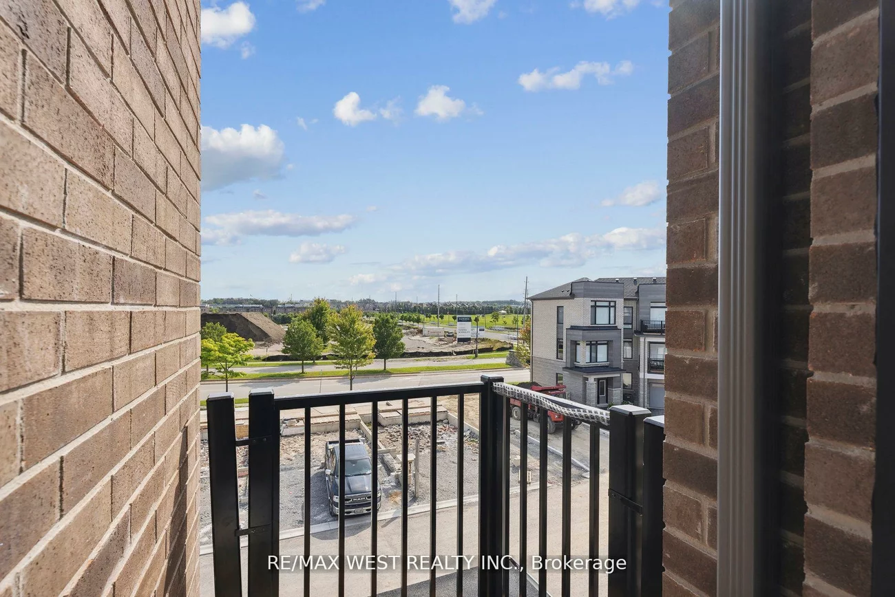 149, Blick, Bayview Wellington, Aurora