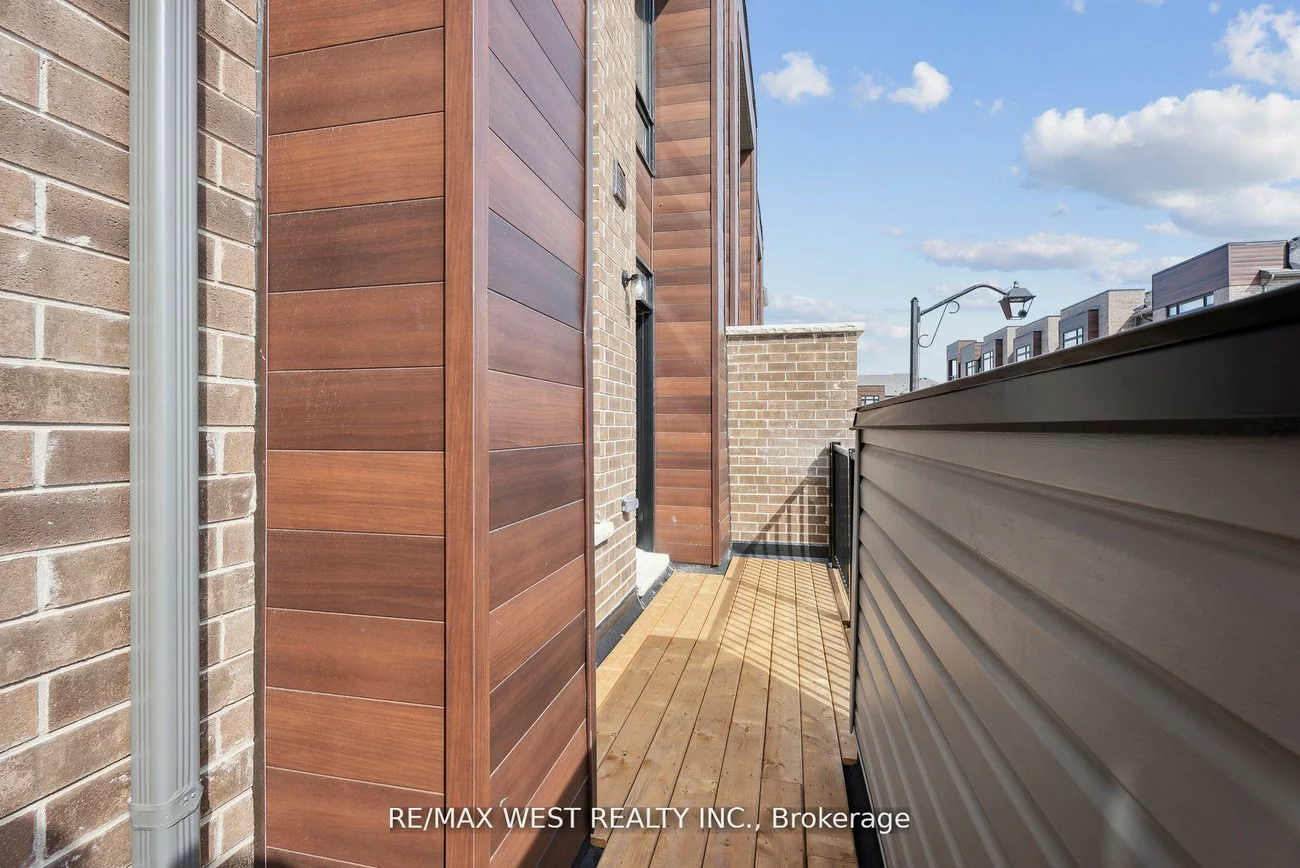 149, Blick, Bayview Wellington, Aurora