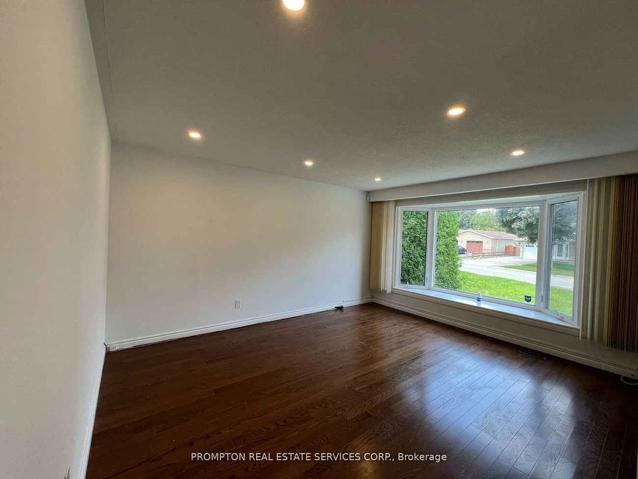 17, Devins, Aurora Heights, Aurora