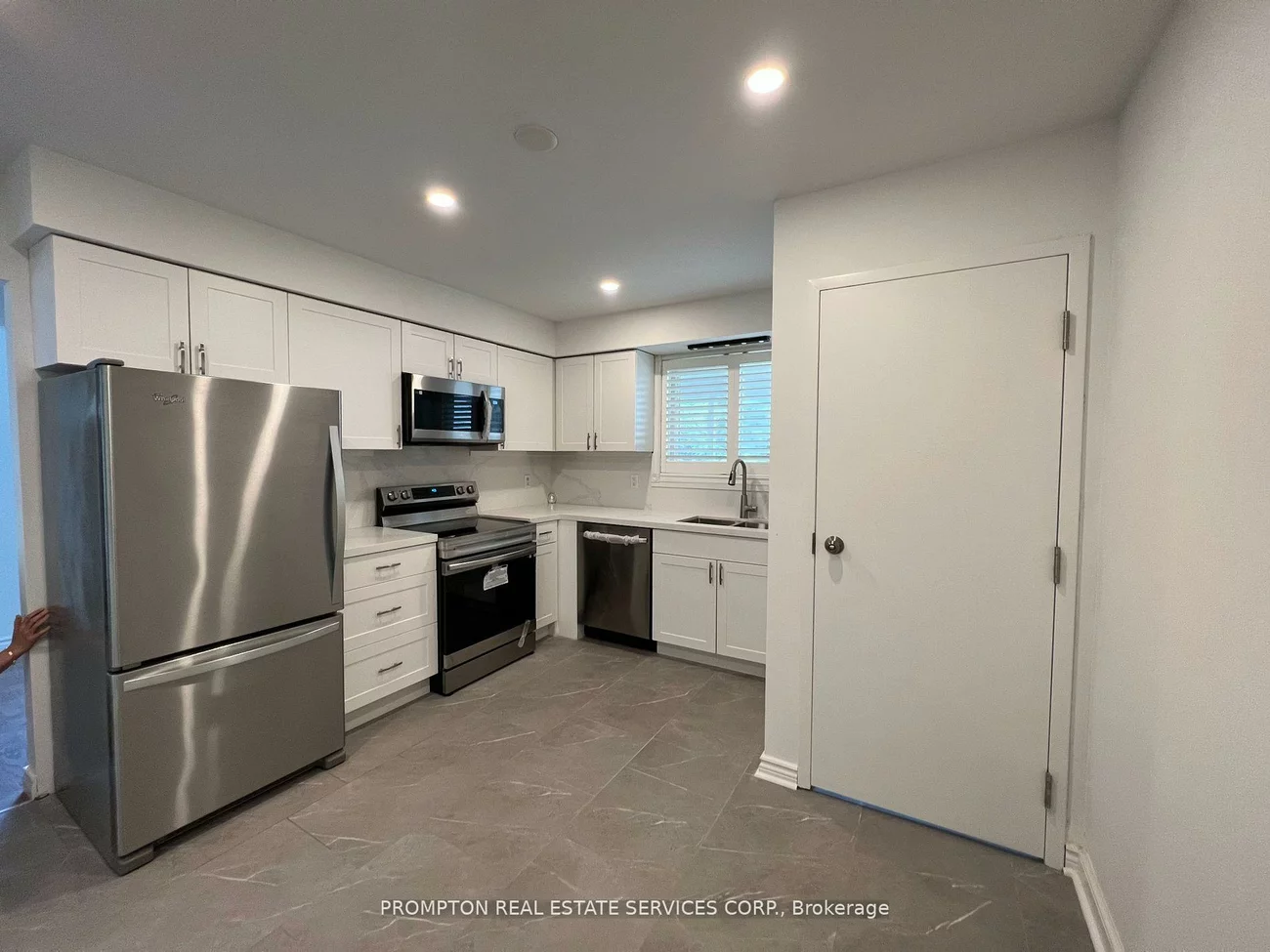 17, Devins, Aurora Heights, Aurora