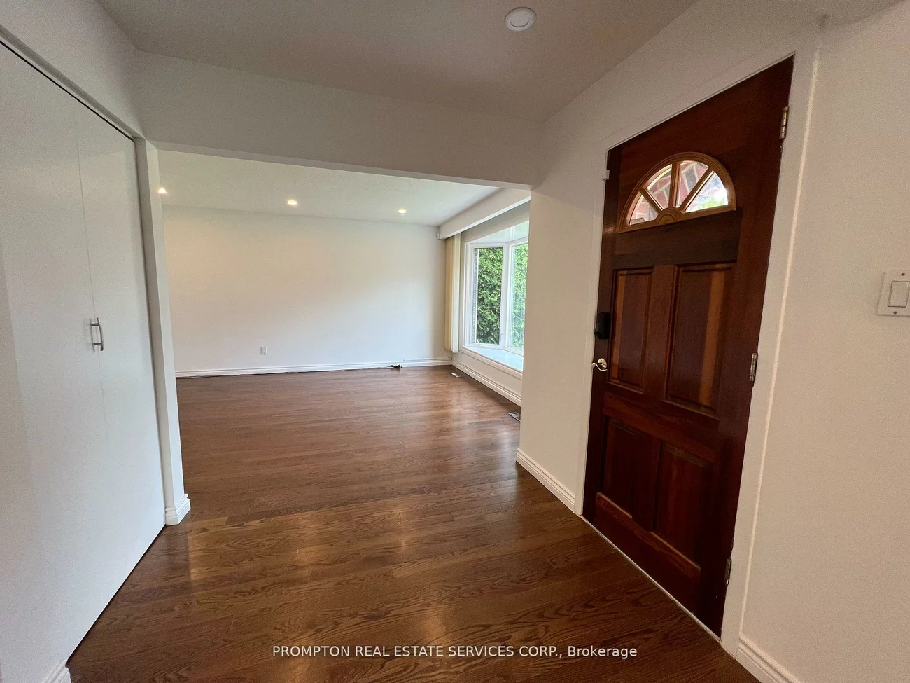 17, Devins, Aurora Heights, Aurora