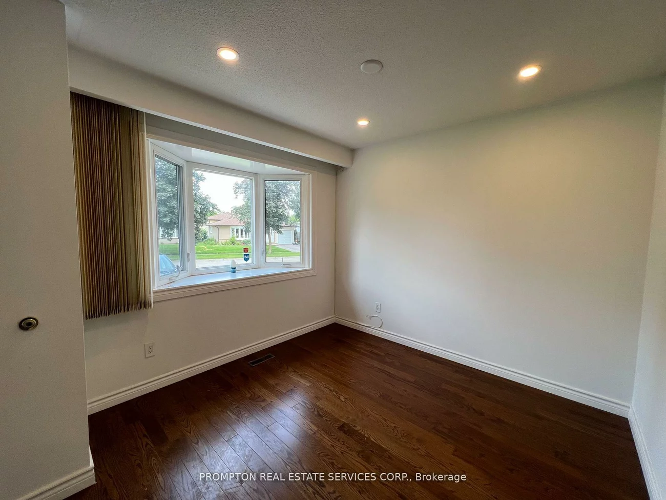 17, Devins, Aurora Heights, Aurora