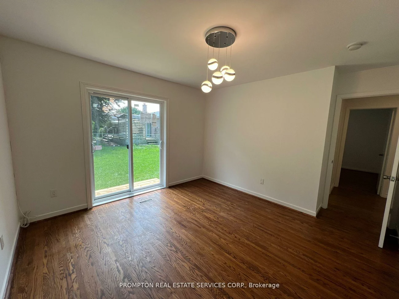 17, Devins, Aurora Heights, Aurora