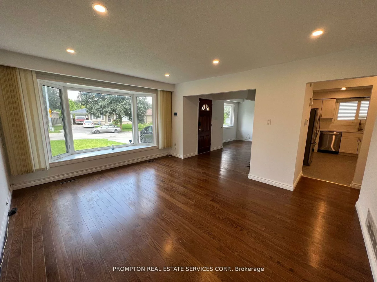 17, Devins, Aurora Heights, Aurora