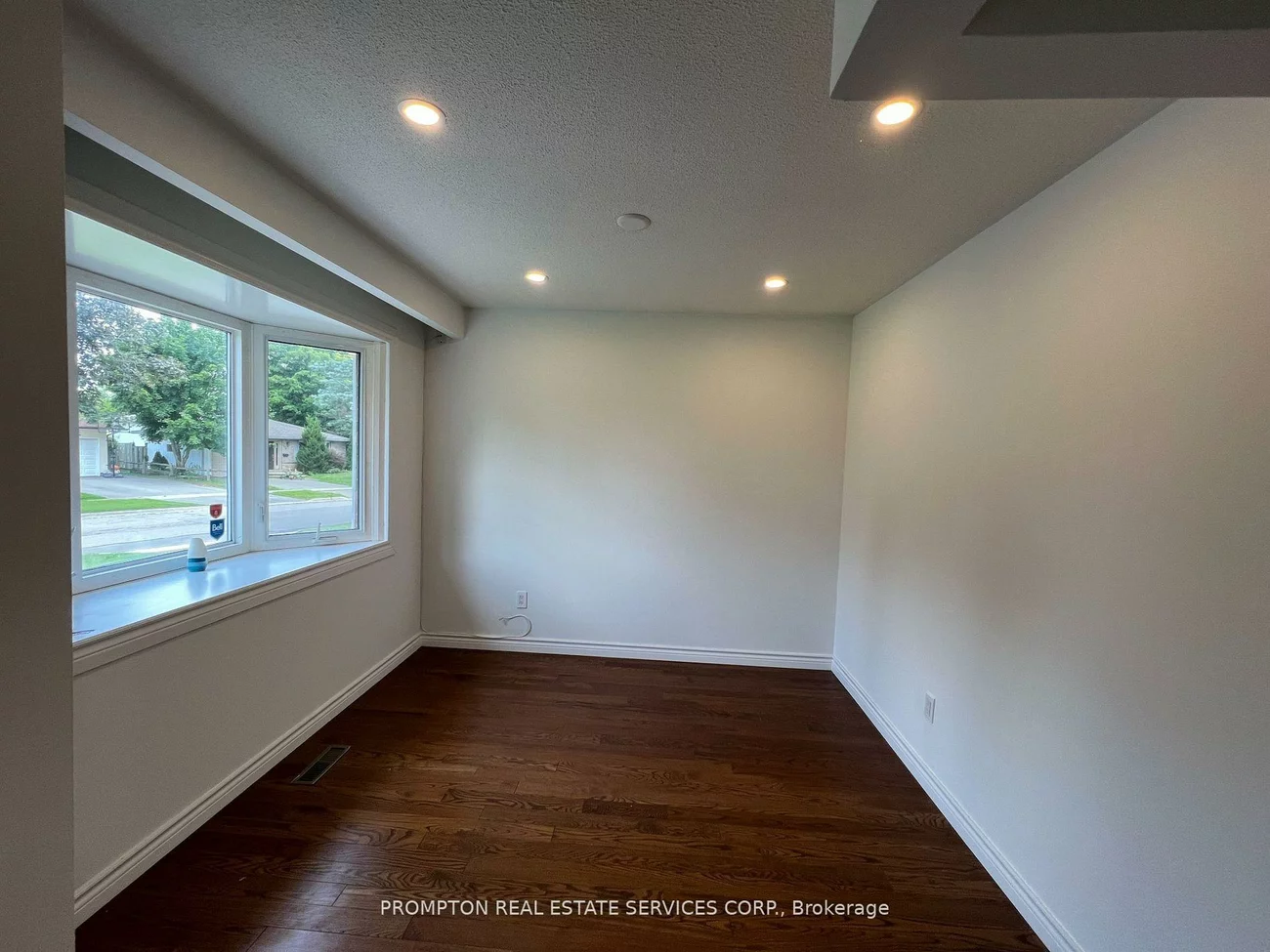 17, Devins, Aurora Heights, Aurora