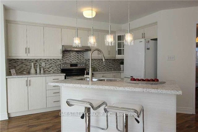407, Hollandview, Bayview Wellington, Aurora