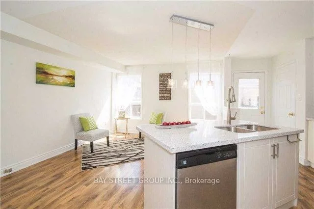 407, Hollandview, Bayview Wellington, Aurora