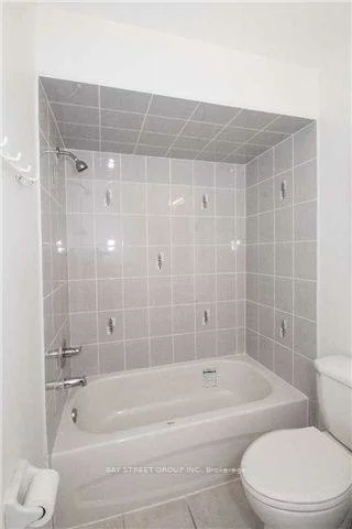 407, Hollandview, Bayview Wellington, Aurora