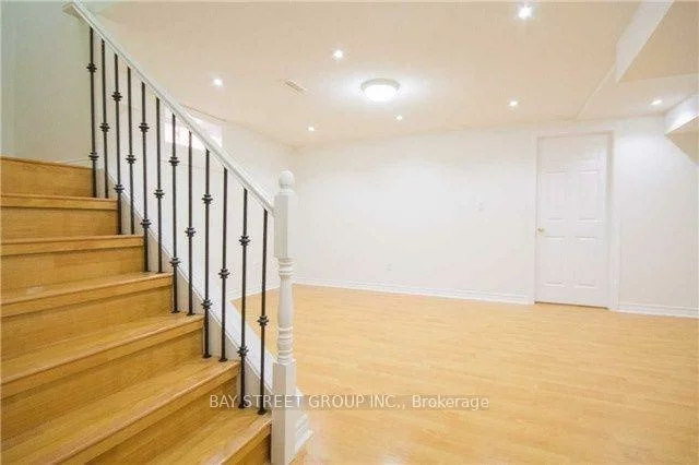 407, Hollandview, Bayview Wellington, Aurora