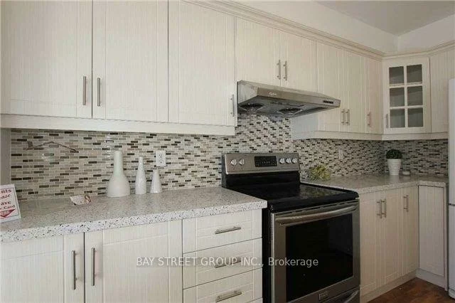 407, Hollandview, Bayview Wellington, Aurora