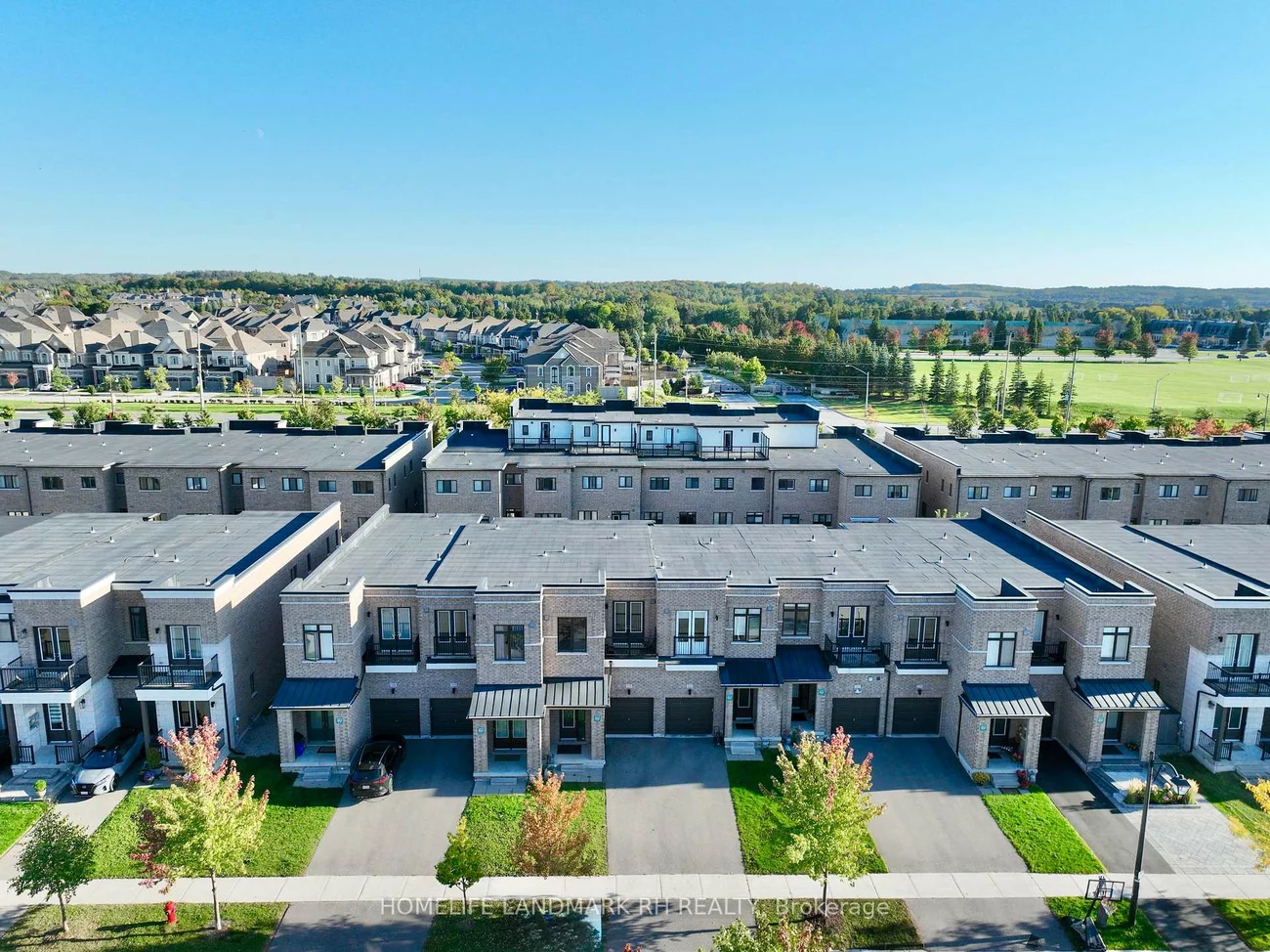 219, Elyse, Bayview Wellington, Aurora