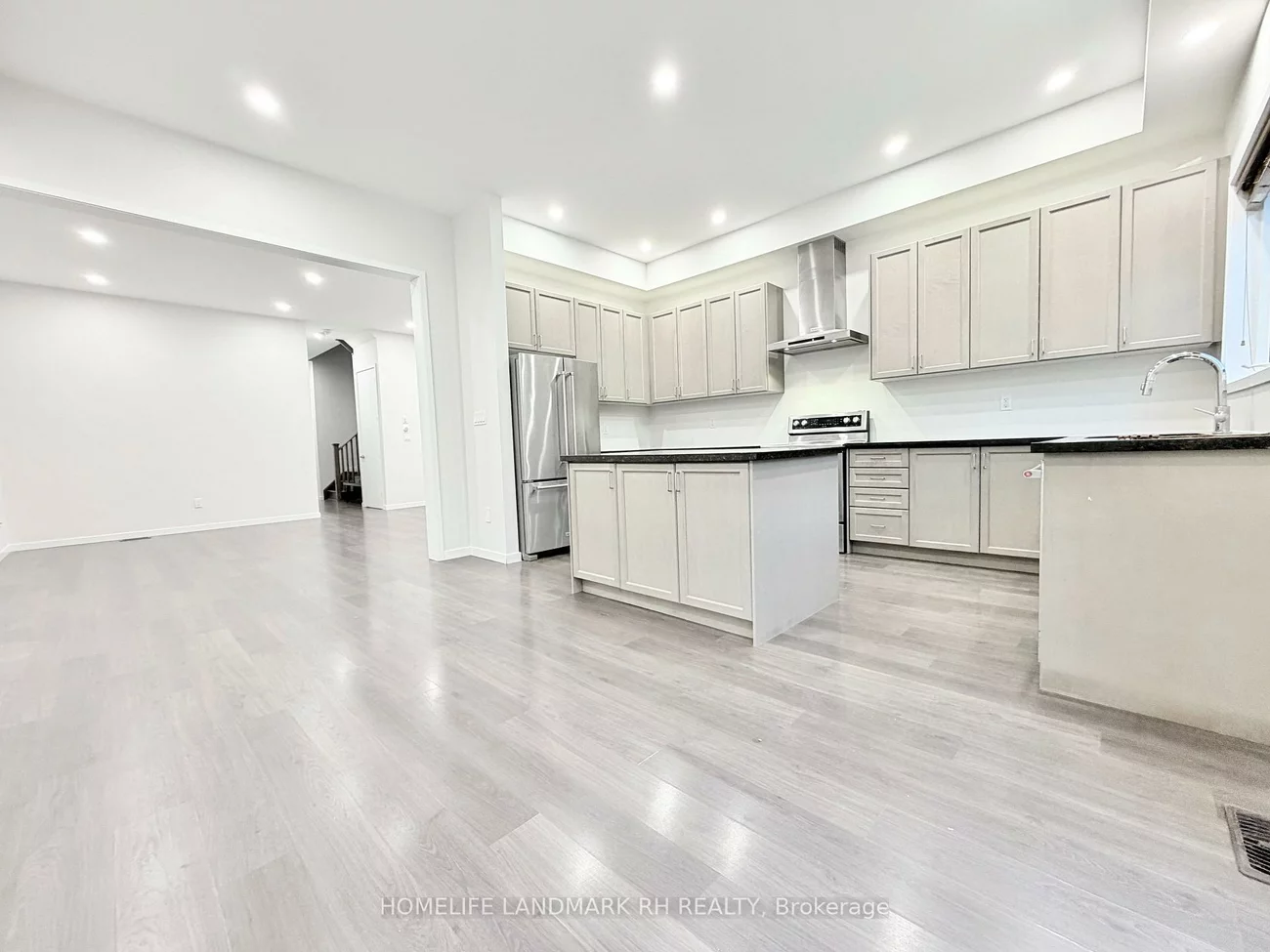 219, Elyse, Bayview Wellington, Aurora
