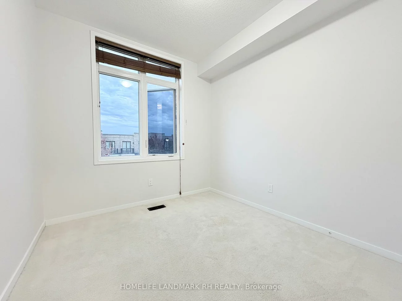 219, Elyse, Bayview Wellington, Aurora