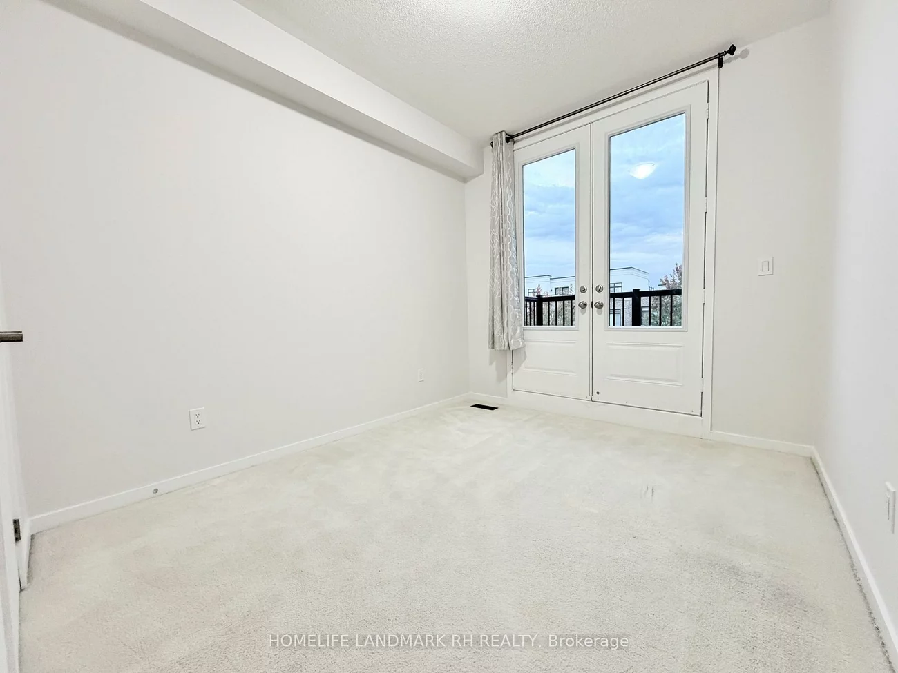 219, Elyse, Bayview Wellington, Aurora