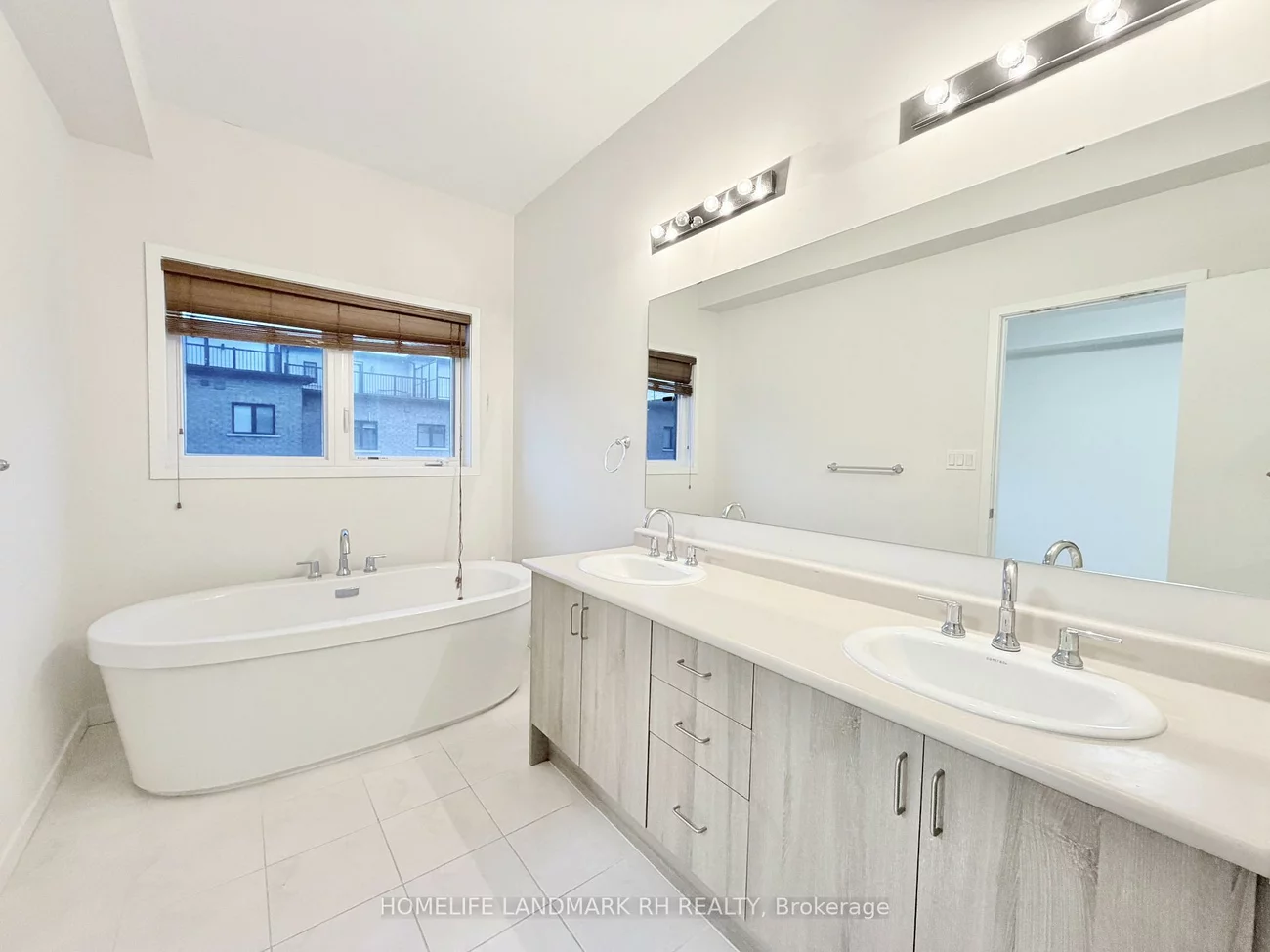219, Elyse, Bayview Wellington, Aurora