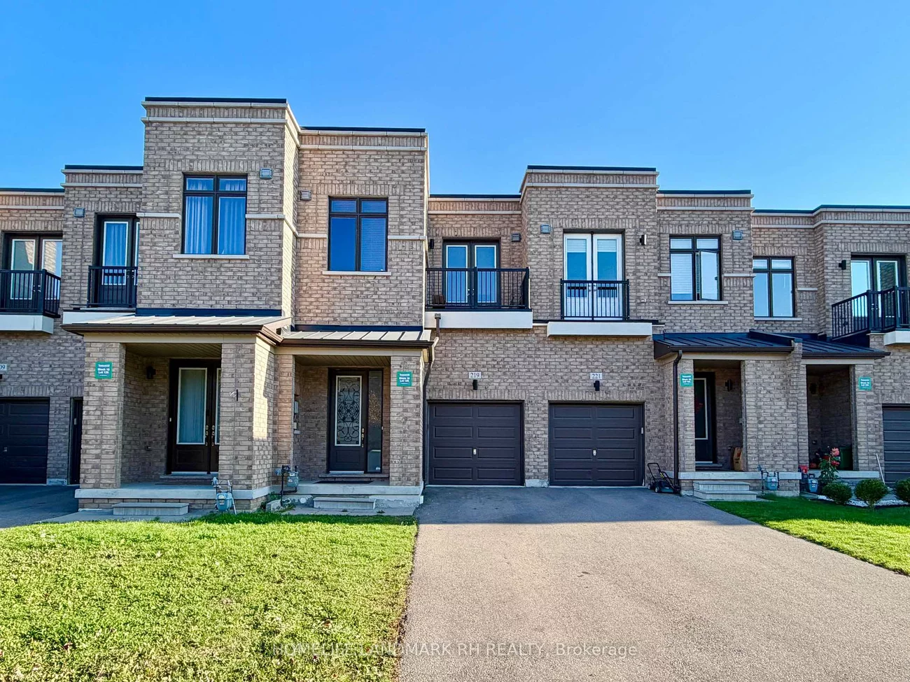 219, Elyse, Bayview Wellington, Aurora