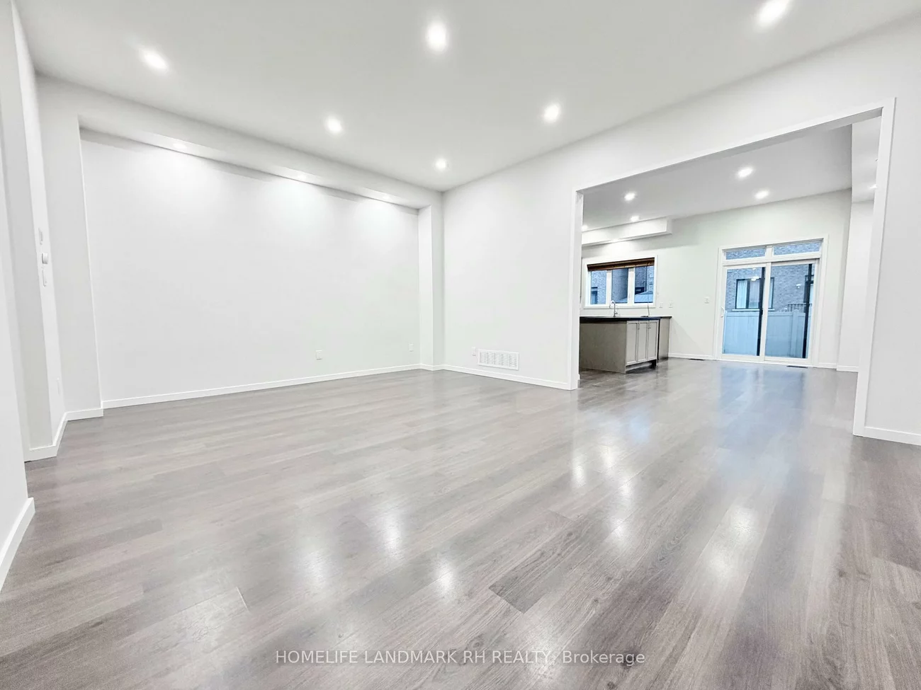 219, Elyse, Bayview Wellington, Aurora
