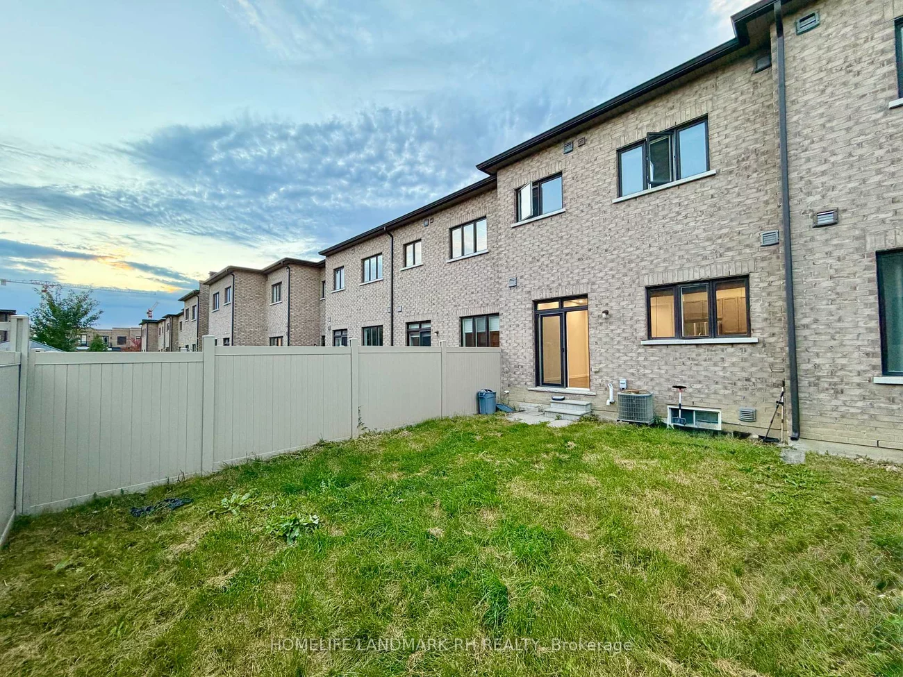219, Elyse, Bayview Wellington, Aurora