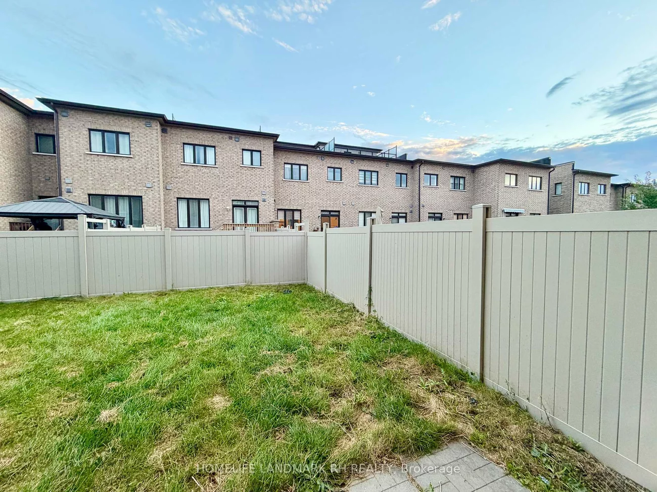 219, Elyse, Bayview Wellington, Aurora