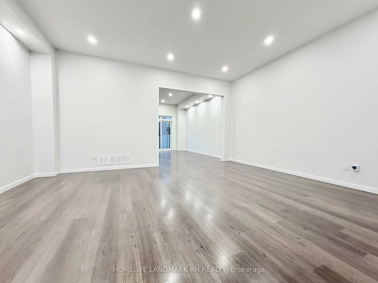 219, Elyse, Bayview Wellington, Aurora
