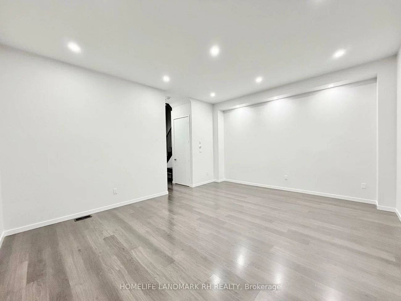 219, Elyse, Bayview Wellington, Aurora
