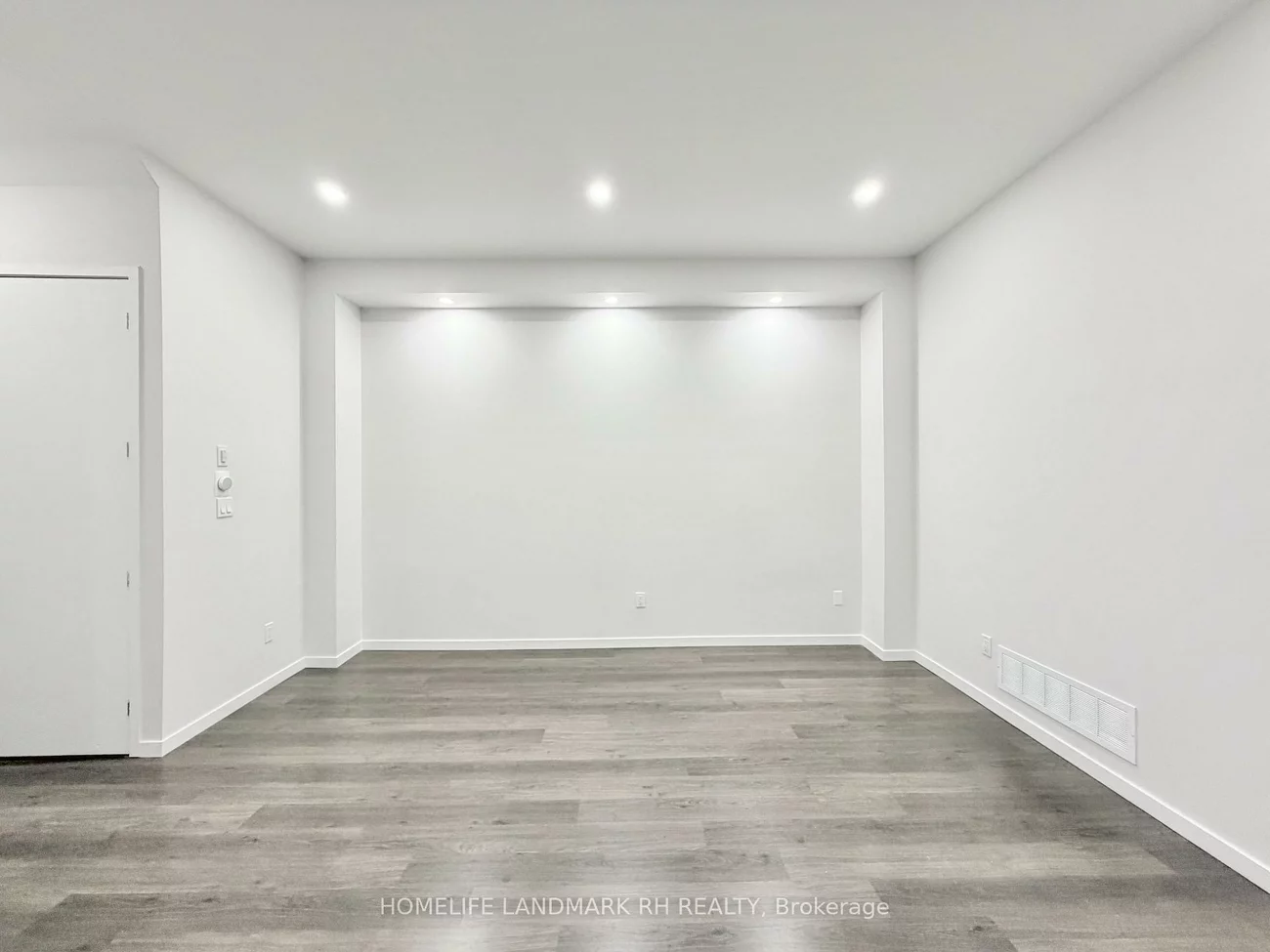 219, Elyse, Bayview Wellington, Aurora