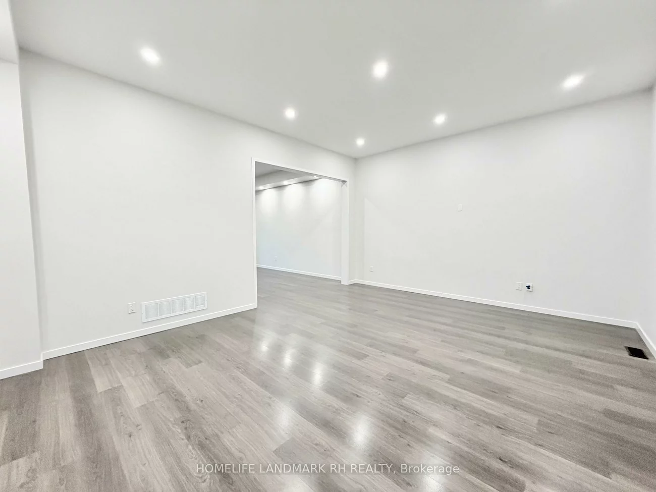 219, Elyse, Bayview Wellington, Aurora