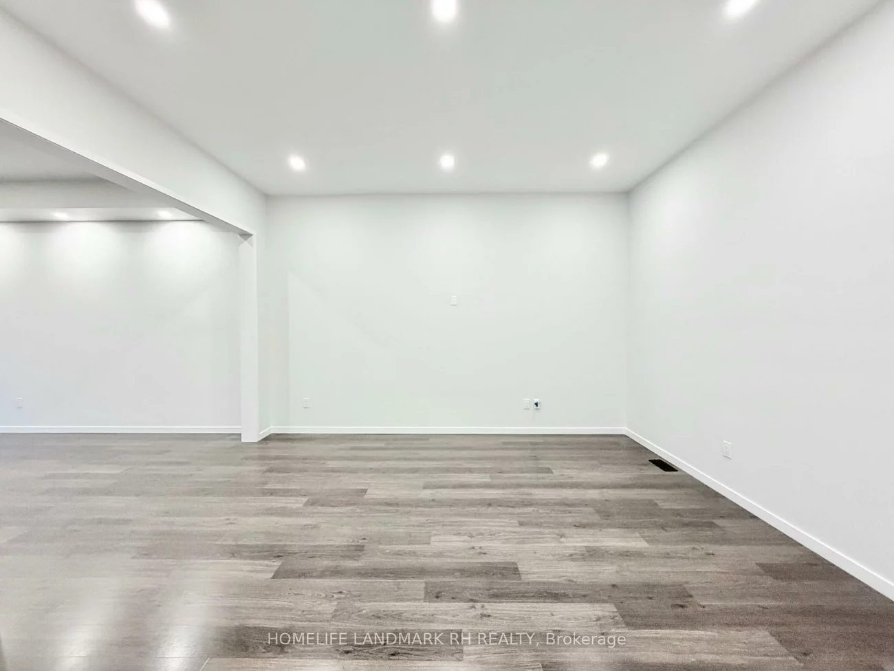 219, Elyse, Bayview Wellington, Aurora