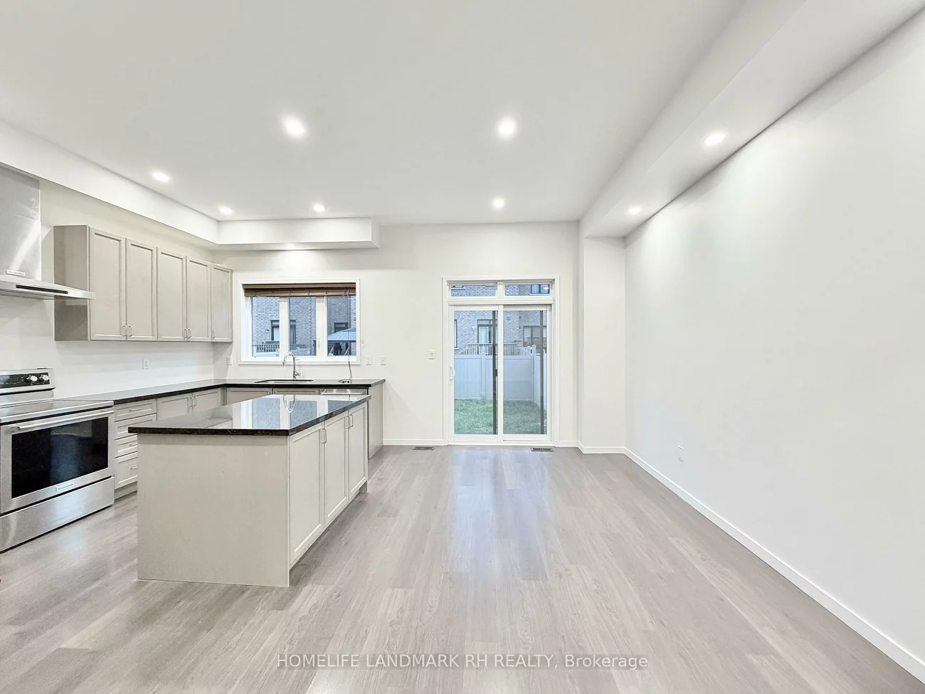 219, Elyse, Bayview Wellington, Aurora
