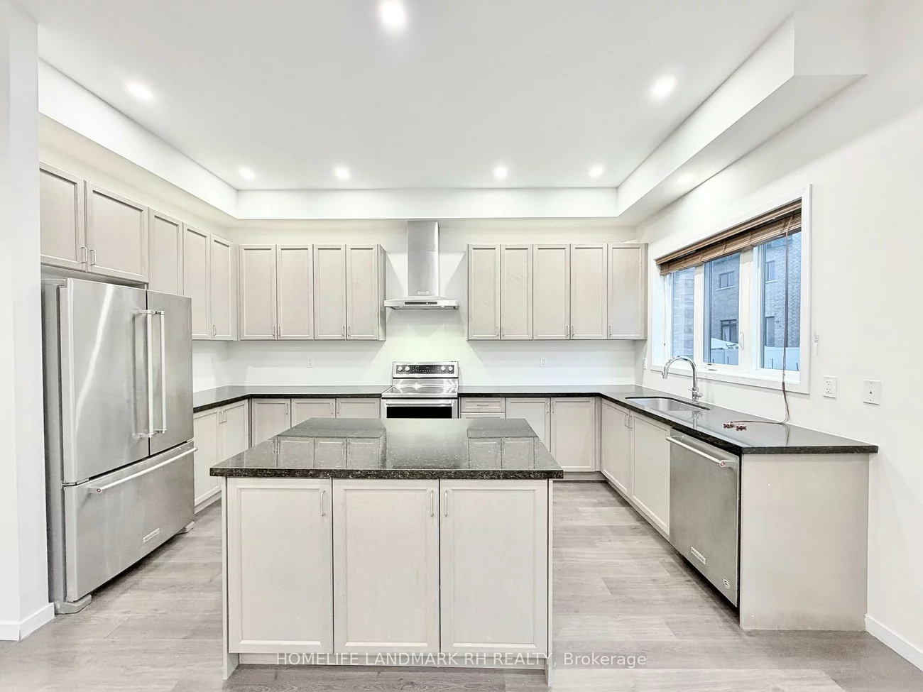 219, Elyse, Bayview Wellington, Aurora