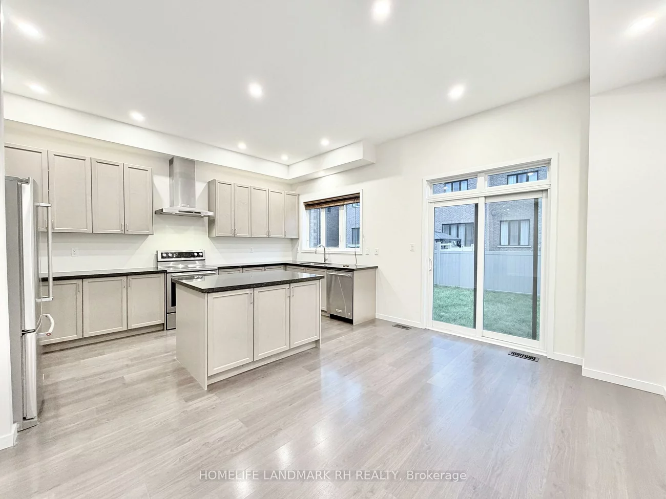 219, Elyse, Bayview Wellington, Aurora