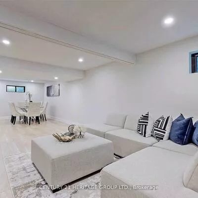 44, Devins, Aurora Heights, Aurora