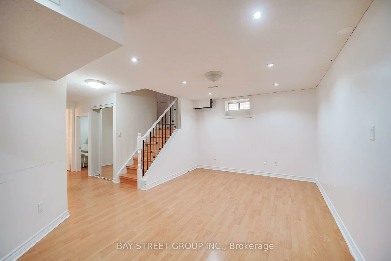 407, Hollandview, Bayview Wellington, Aurora