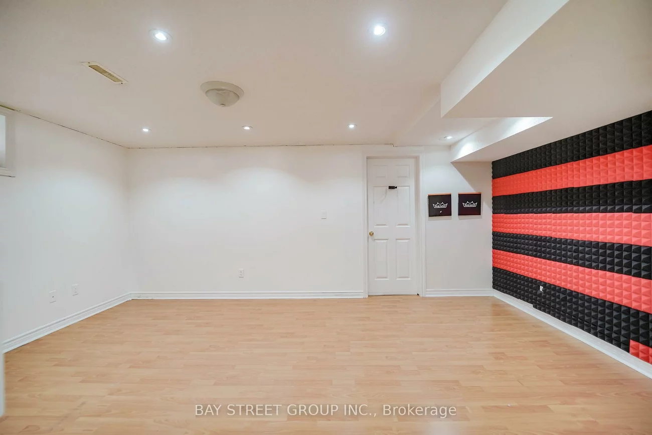 407, Hollandview, Bayview Wellington, Aurora