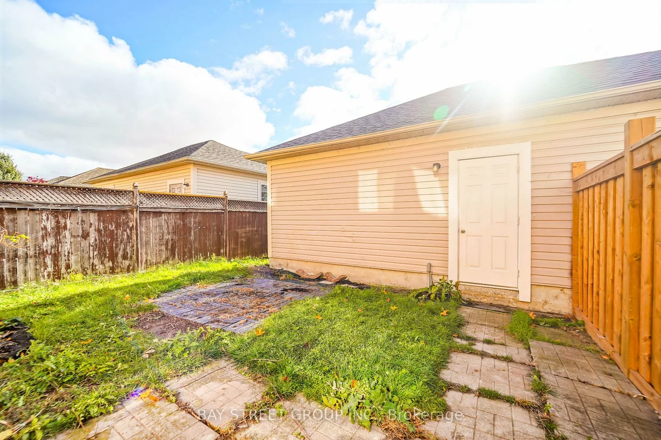 407, Hollandview, Bayview Wellington, Aurora