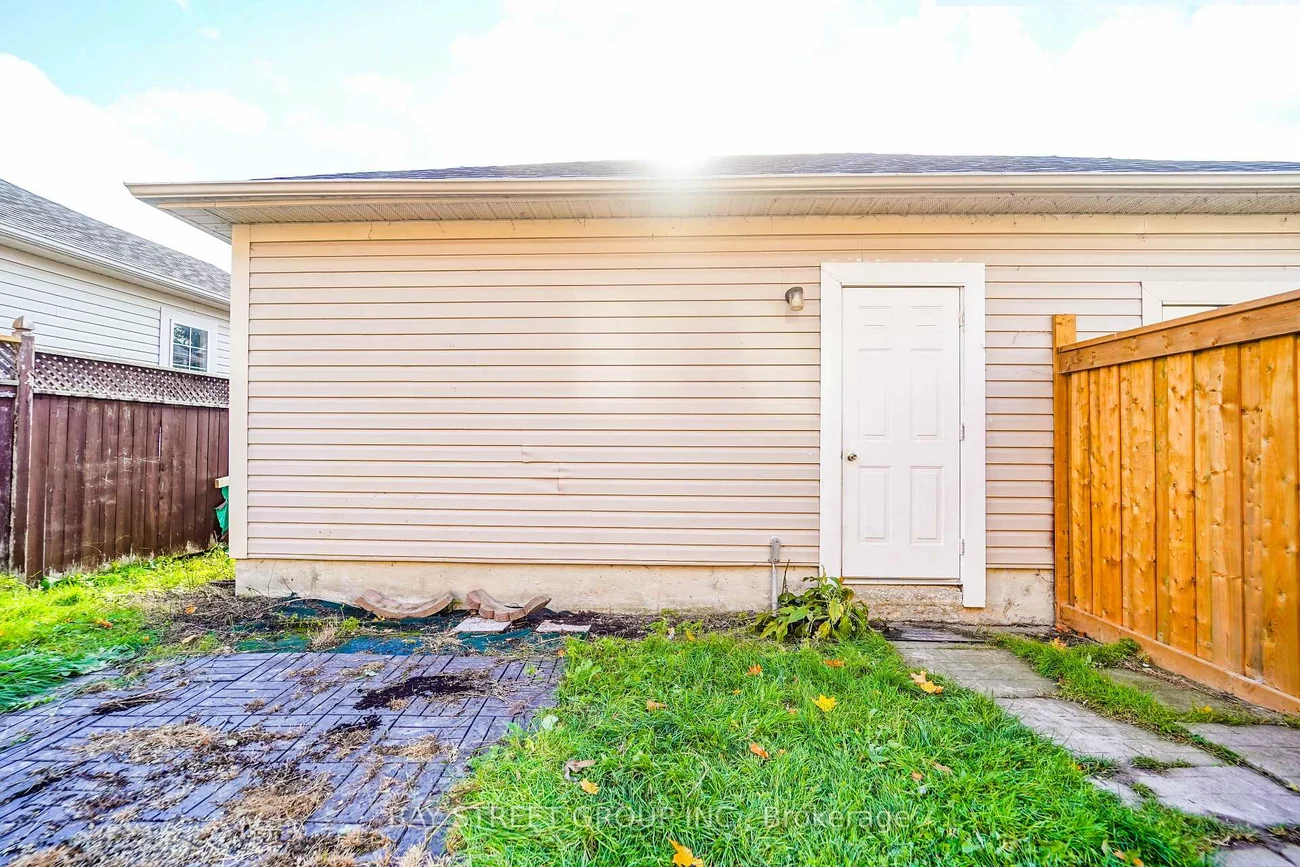 407, Hollandview, Bayview Wellington, Aurora