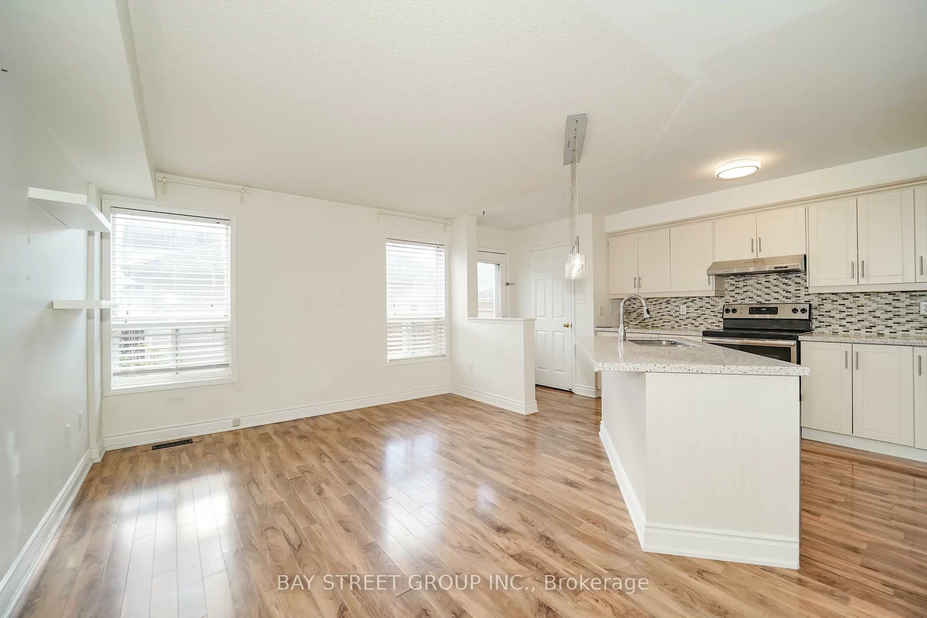 407, Hollandview, Bayview Wellington, Aurora