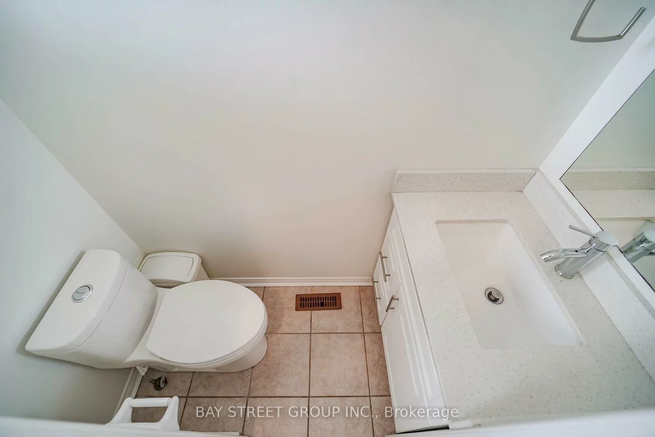 407, Hollandview, Bayview Wellington, Aurora