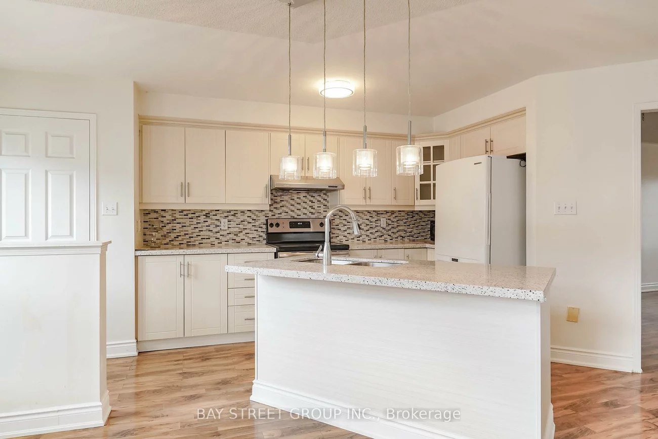 407, Hollandview, Bayview Wellington, Aurora