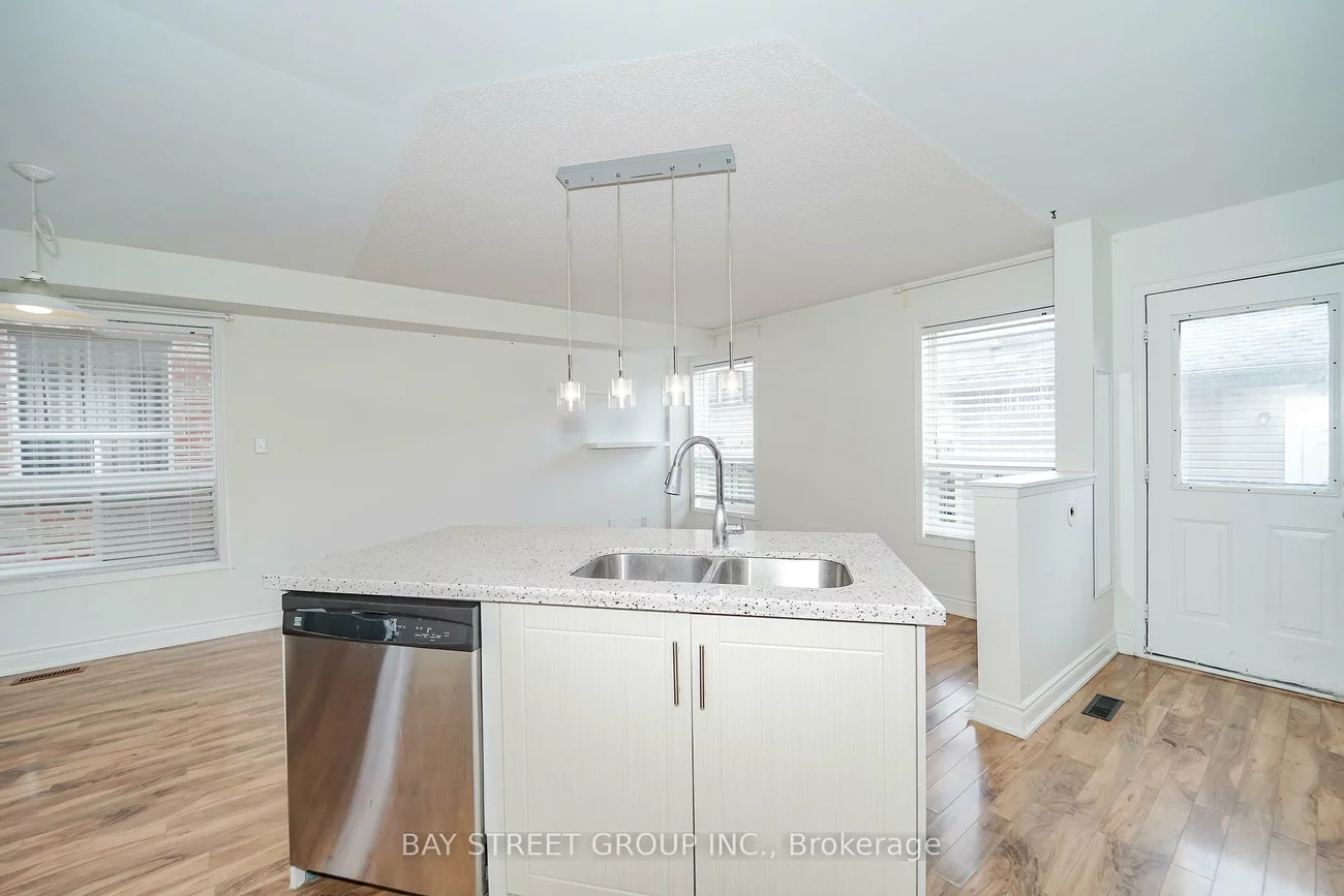 407, Hollandview, Bayview Wellington, Aurora