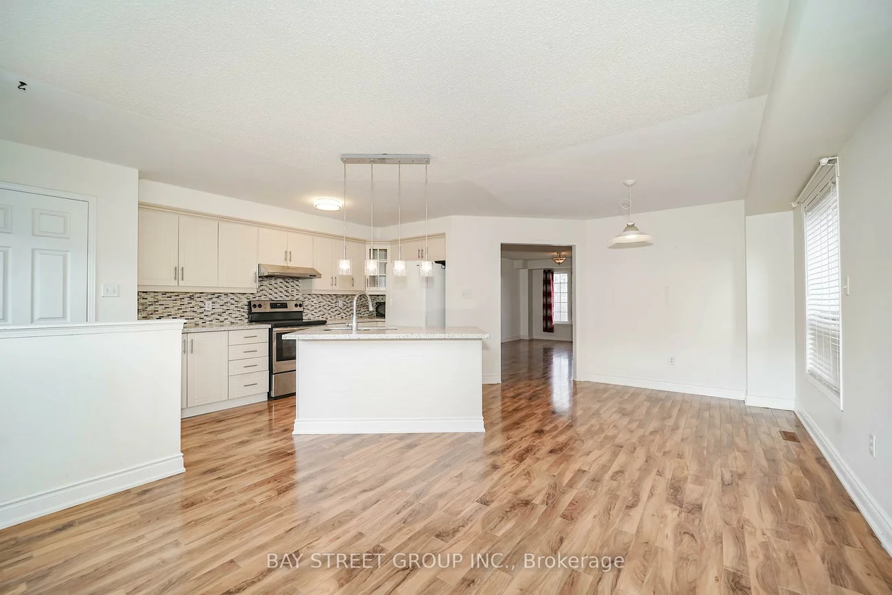 407, Hollandview, Bayview Wellington, Aurora