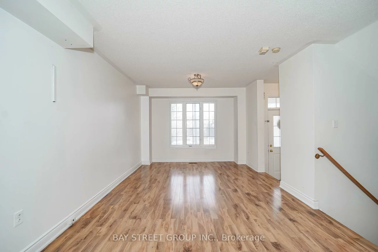 407, Hollandview, Bayview Wellington, Aurora