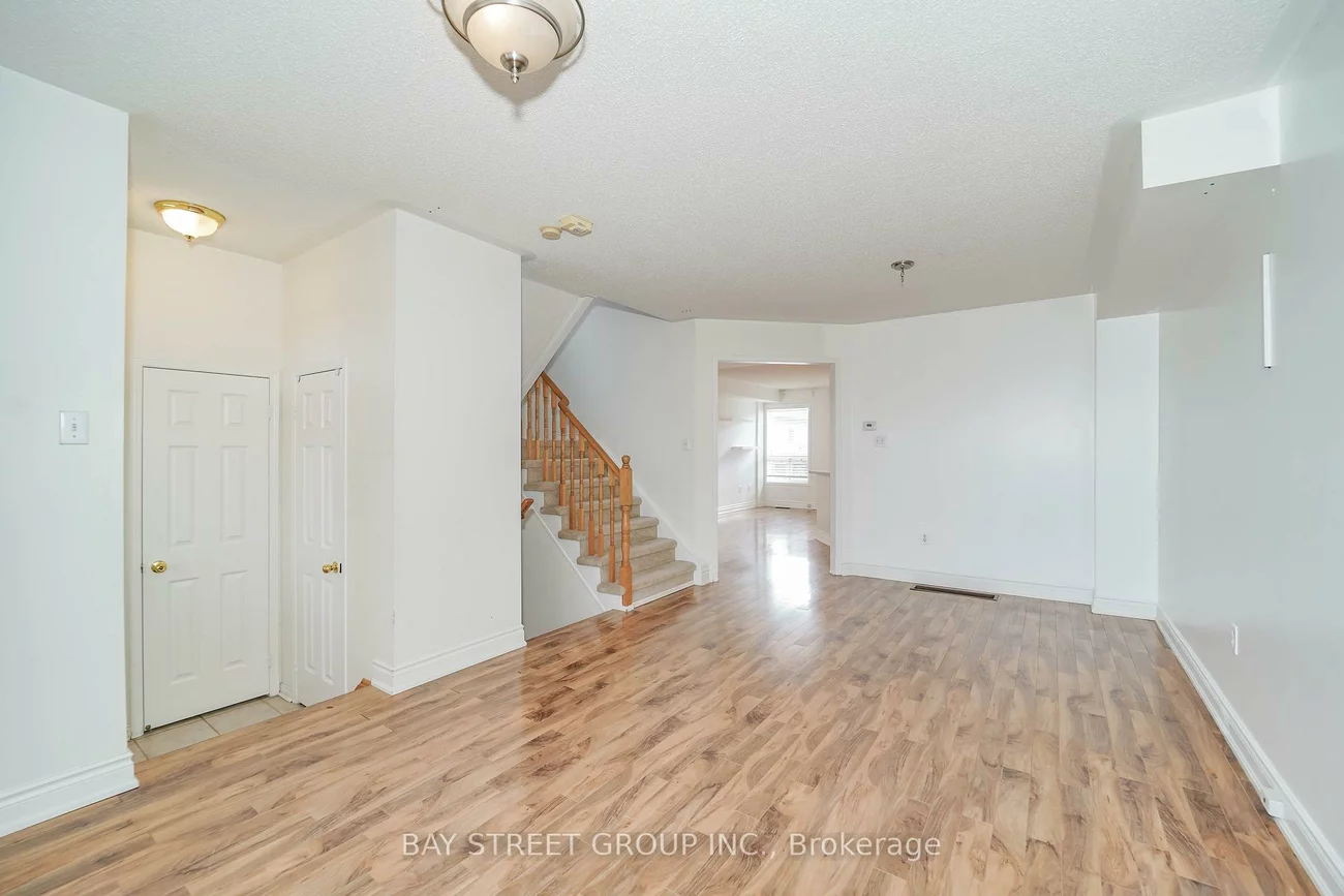 407, Hollandview, Bayview Wellington, Aurora