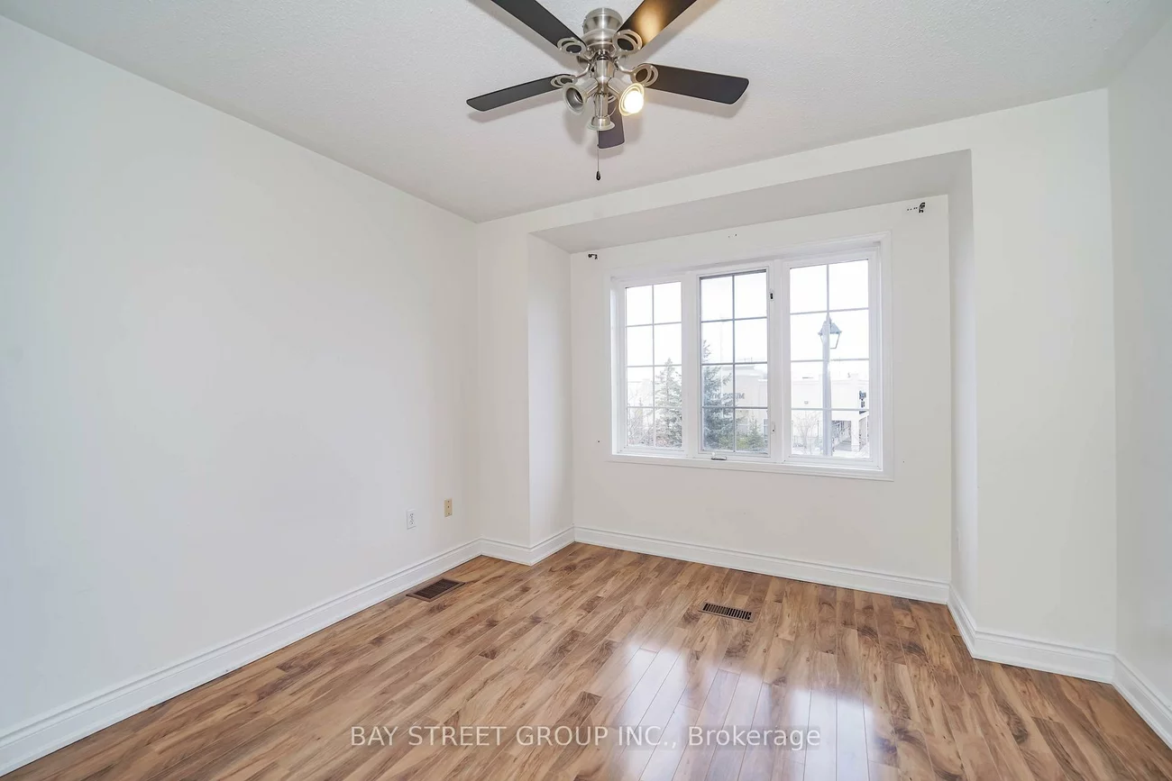 407, Hollandview, Bayview Wellington, Aurora