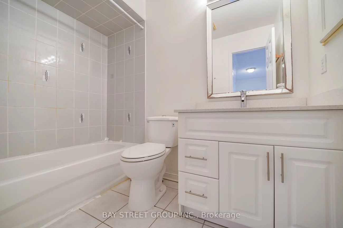 407, Hollandview, Bayview Wellington, Aurora