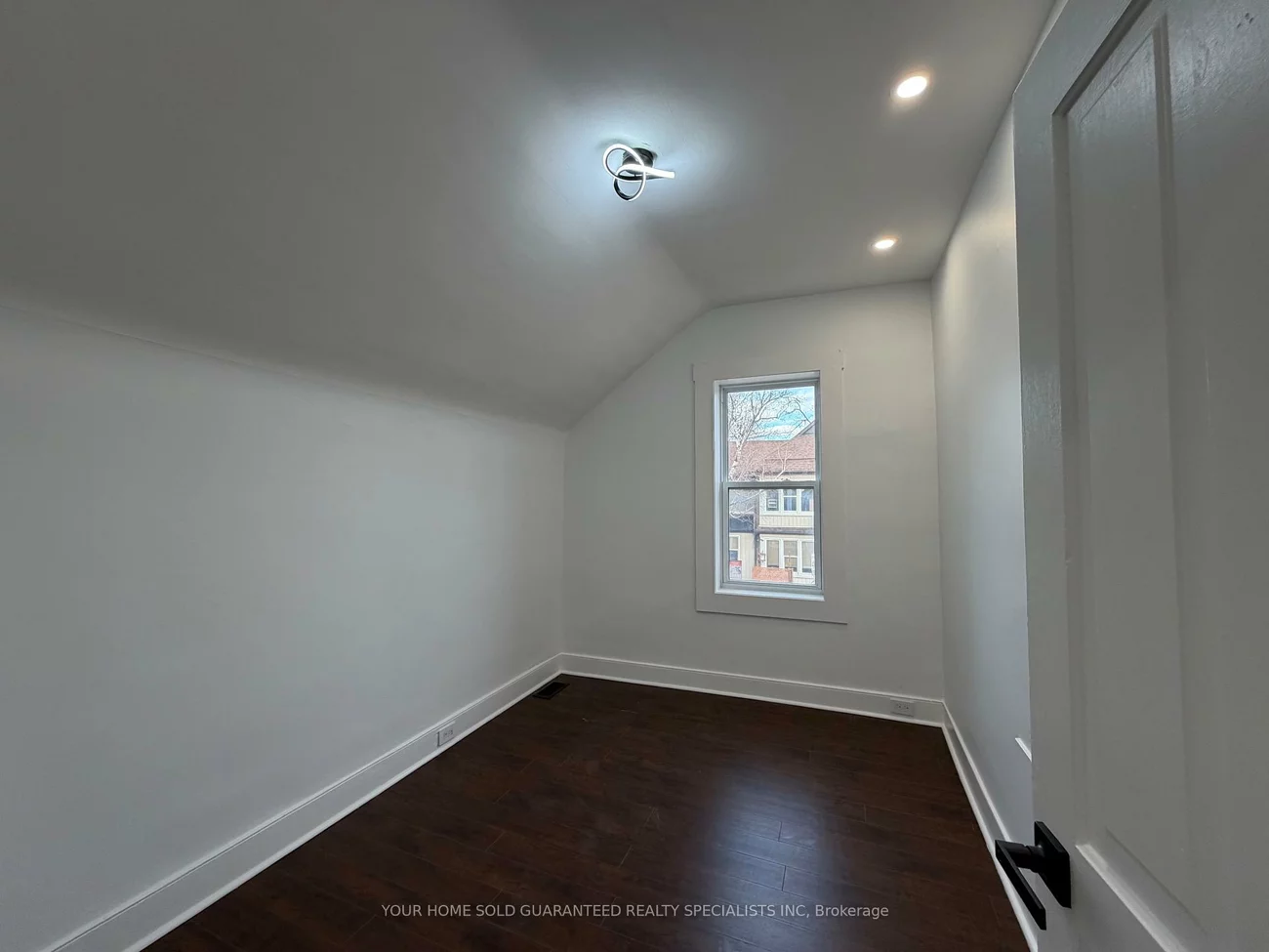 98, Wellington, Aurora Village, Aurora