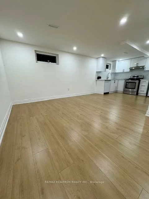 8, Devins, Aurora Heights, Aurora